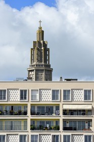 France, Seine-Maritime (76), Le Havre, Centre-ville reconstruit du Havre par Auguste Perret classé Patrimoine Mondial de l'UNESCO, immeuble Perret de la rue Racine et la Tour Lanterne de l'église Saint-Joseph en arrière plan