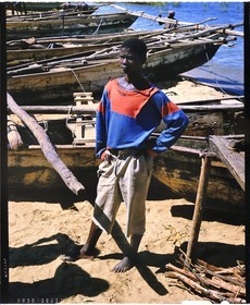 Burundi, province de Rumonge, jeune pêcheur Hutu, les pêcheurs sont exclusivement Hutu et descendent des collines pour s'installer dans des huttes provisoires au bord du lac Tanganyika pour au moins 6 mois (reproduction plan-film inversible 4x5)