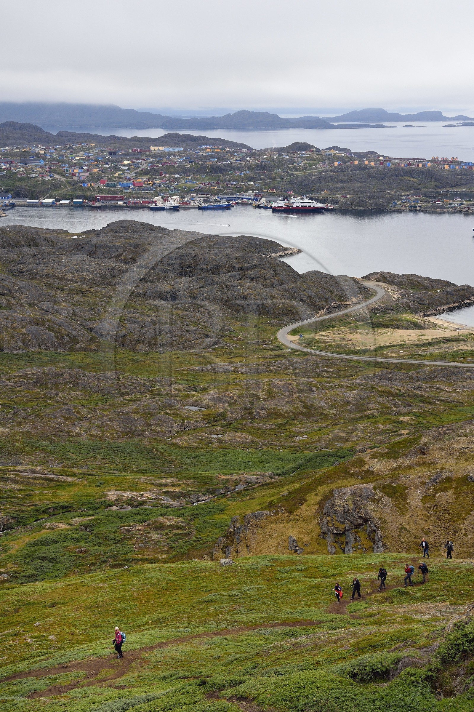 Greenland, central western region, Sisimiut (formerly Holsteinsborg) and Kangerluarsunnguaq Bay, hikers on Palasip Qaqqaa mountain, Præstefjeldet trail