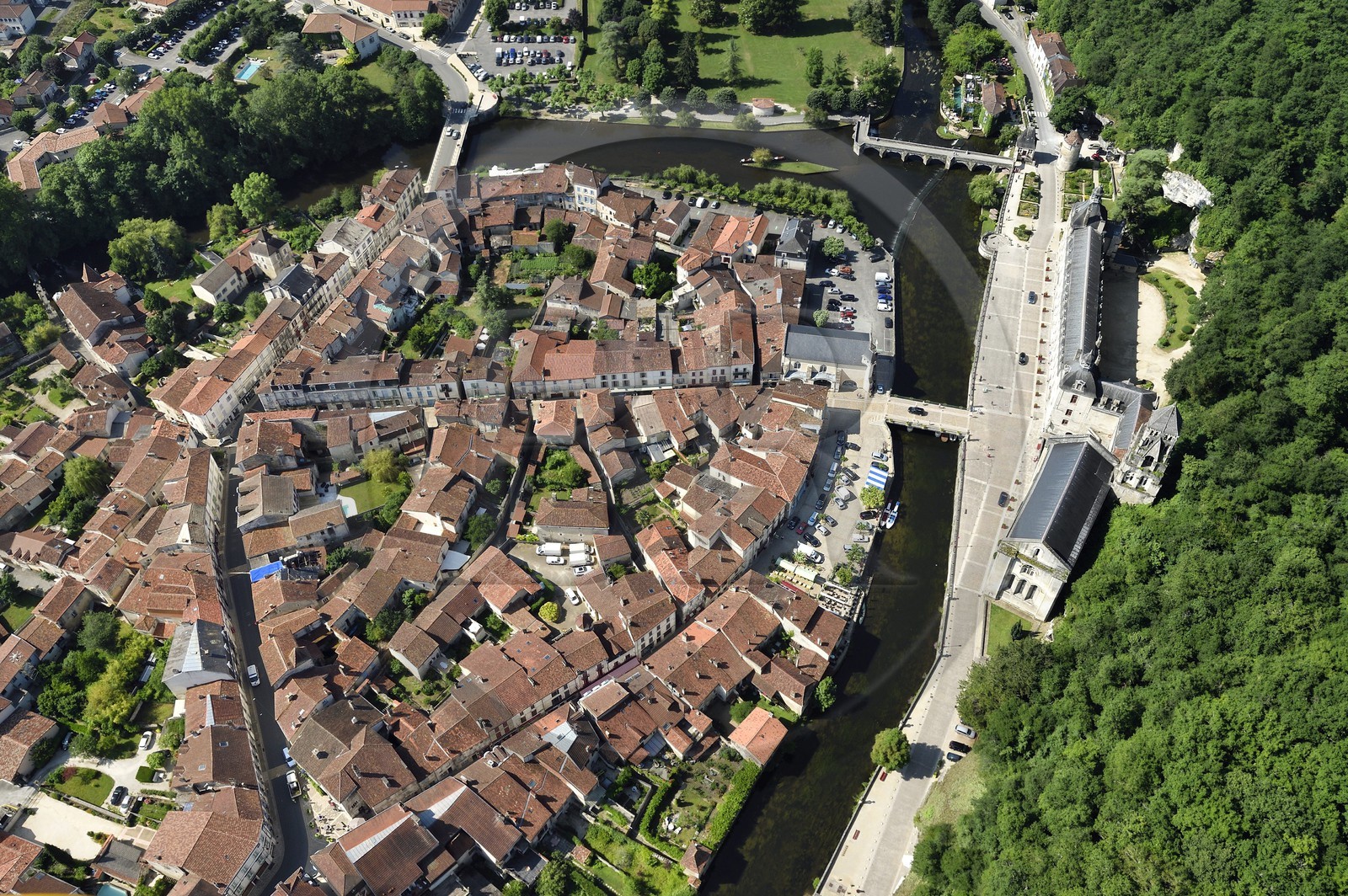 France, Dordogne (24), Brantôme, l'abbaye bénédictine Saint-Pierre en bordure de la Dronne et le village (vue aérienne)