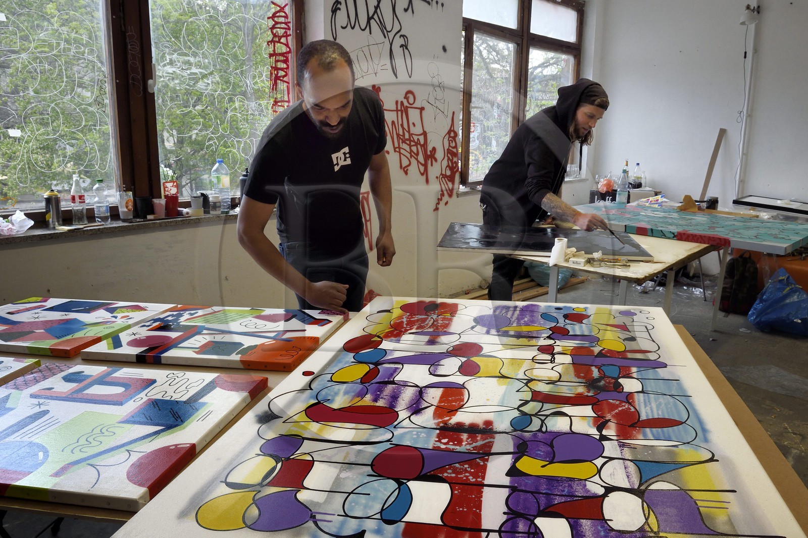 Allemagne, Berlin, RAW Tempel, haut lieu de l’art libre et urbain entre Revaler Strasse et les voies de chemin de fer de la station Warschauer Strasse, atelier de l'artiste Bruce on the Rocks dans l'espace alternatif Urban Spree