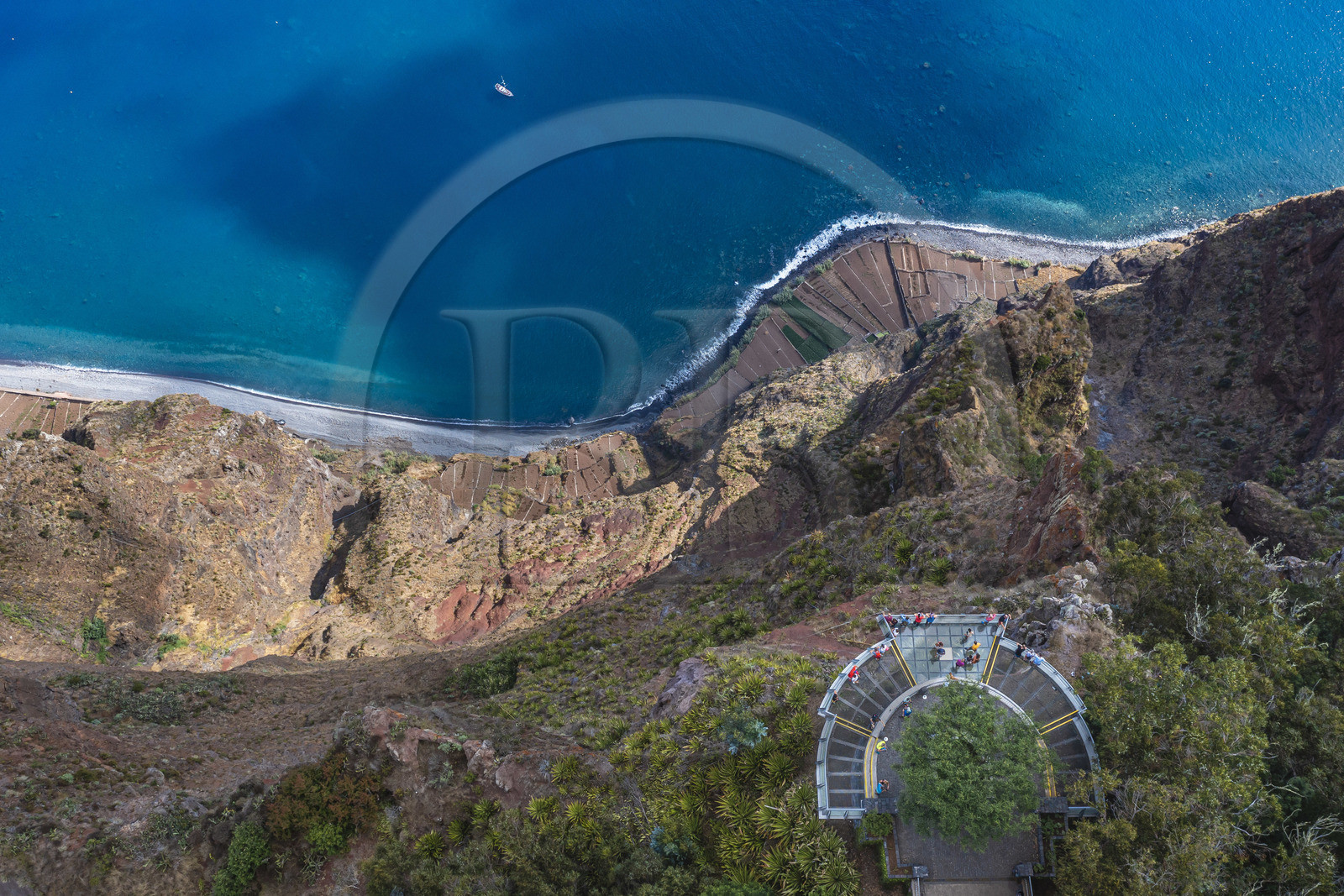 Portugal, Ile de Madère, Camara de Lobos, le belvédère du Cap Girao, plateforme en verre surplombant la deuxième falaise la plus haute du monde à 589 mètres de haut, champs cultivés au pied de la falaise (vue aérienne)
