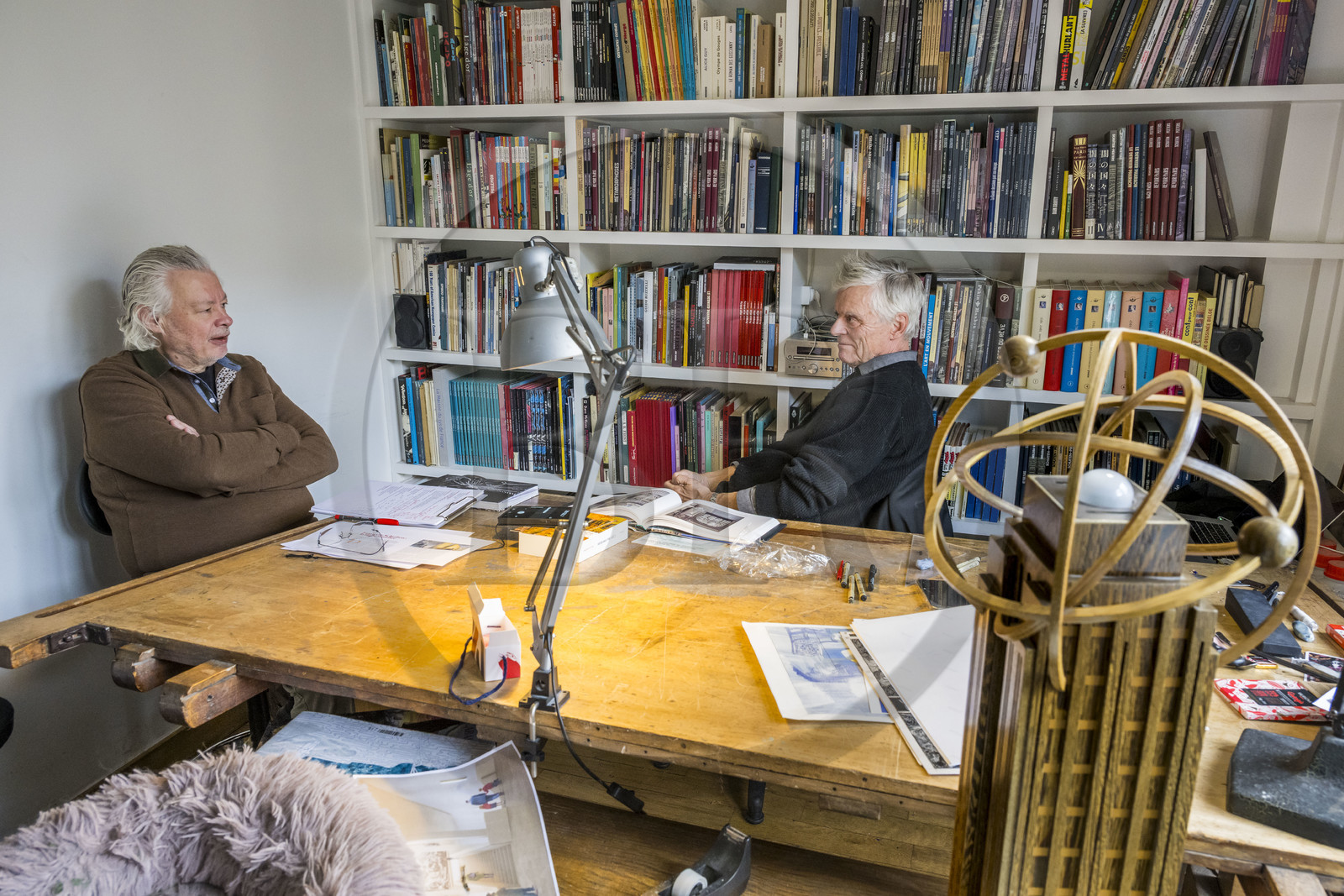 France, Paris (75), le dessinateur et auteur de bande-dessinée François Schuiten dans son atelier parisien, interview par l'artiste et critique d'art Pierre Lamalattie pour Artension