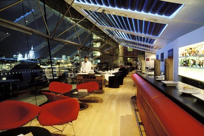 Royaume-Uni, Londres, l' intérieur du bar-restaurant Oxo sur les quais de la Tamise