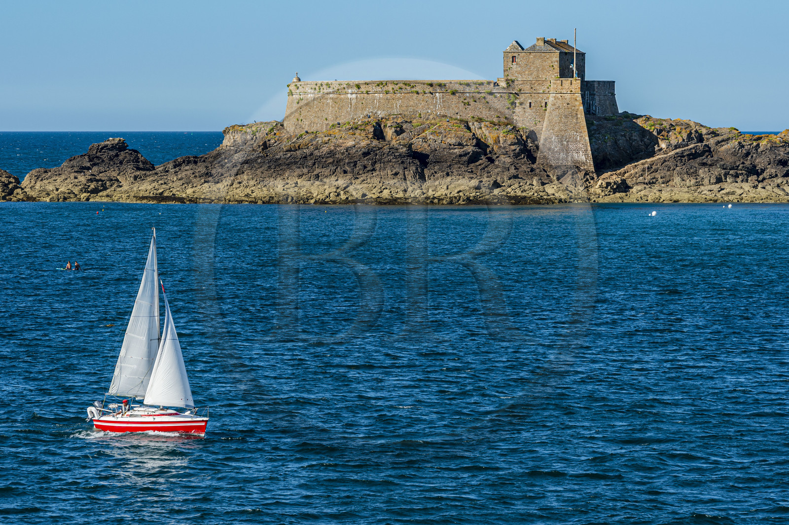 France, Ille-et-Vilaine (35), Côte d'Emeraude, Saint-Malo, voilier passant au large du fort de Petit-Bé conçu par Vauban
