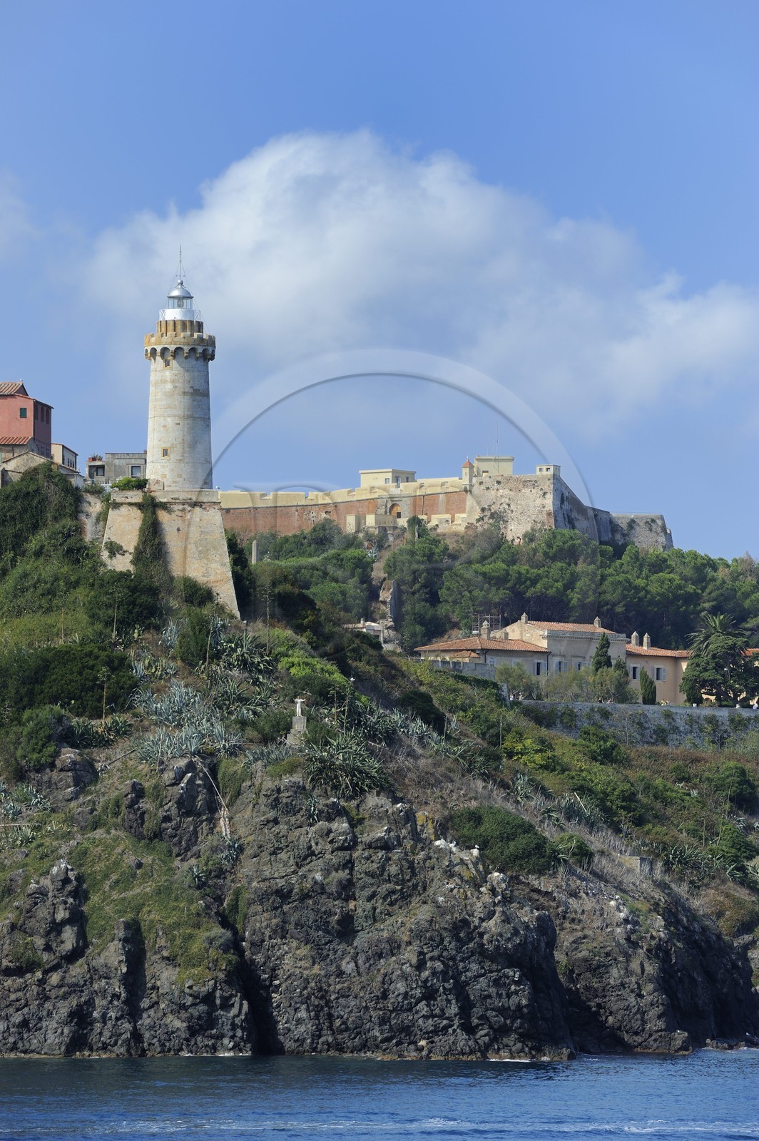 Italie, Toscane, Ile d’Elbe, la forteresse Médicis, le phare de Portoferraio et la maison de Napoléon 1er dans le Palazzina dei Mulini en bordure de la falaise