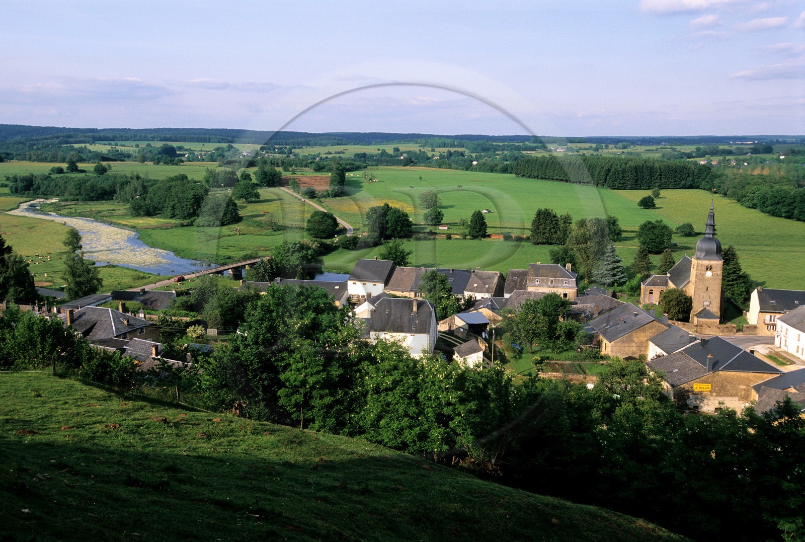 Belgique, Wallonie, province du Luxembourg, vallée de la Semois, village de Chassepierre traversé par la rivière Semois
