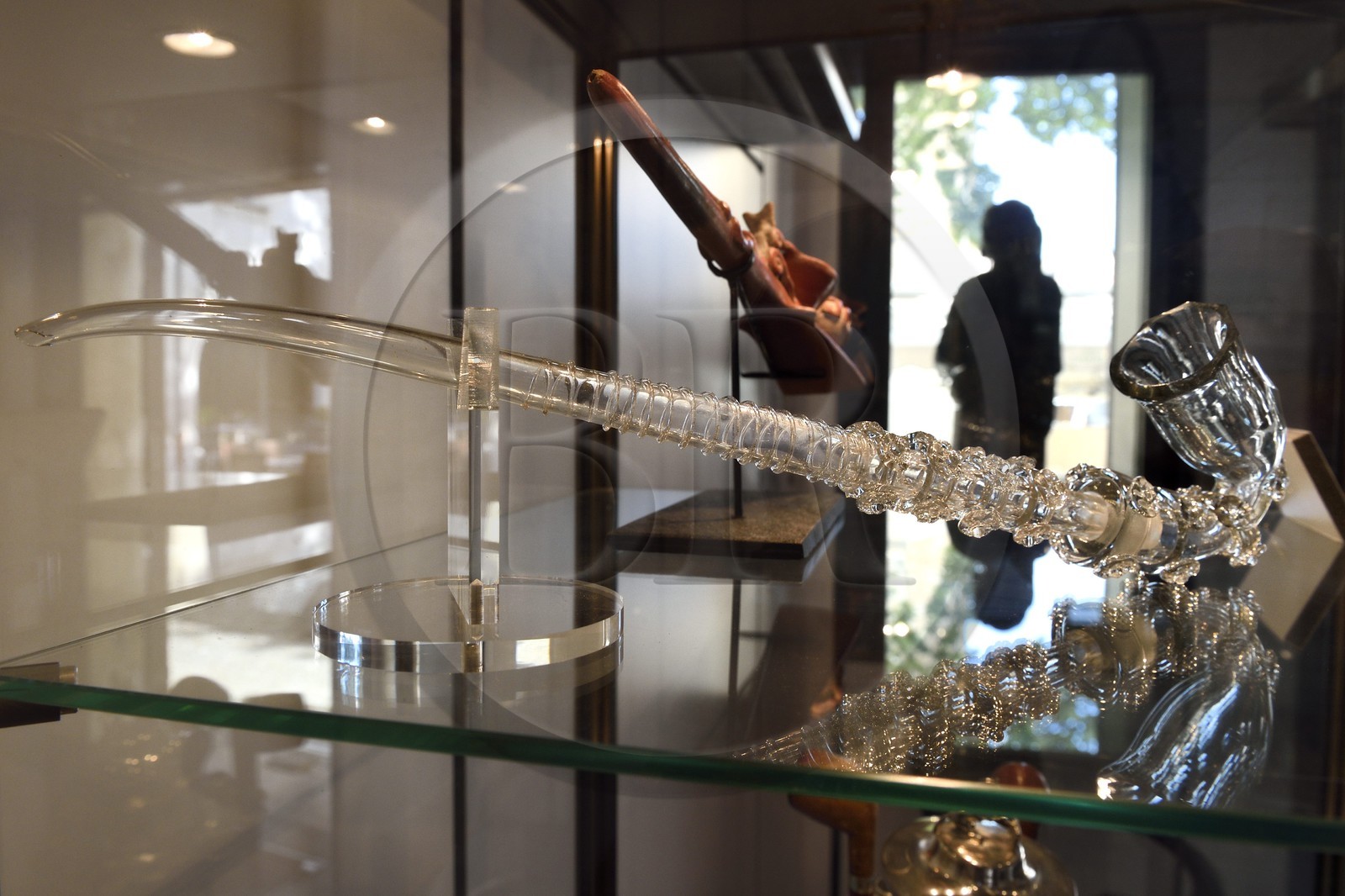 France, Dordogne (24), Périgord Pourpre, Bergerac, Musée d’anthropologie du tabac dans la Maison Peyrarède édifiée en 1604, pipe en verre, verre soufflé de la fin XIXème siècle