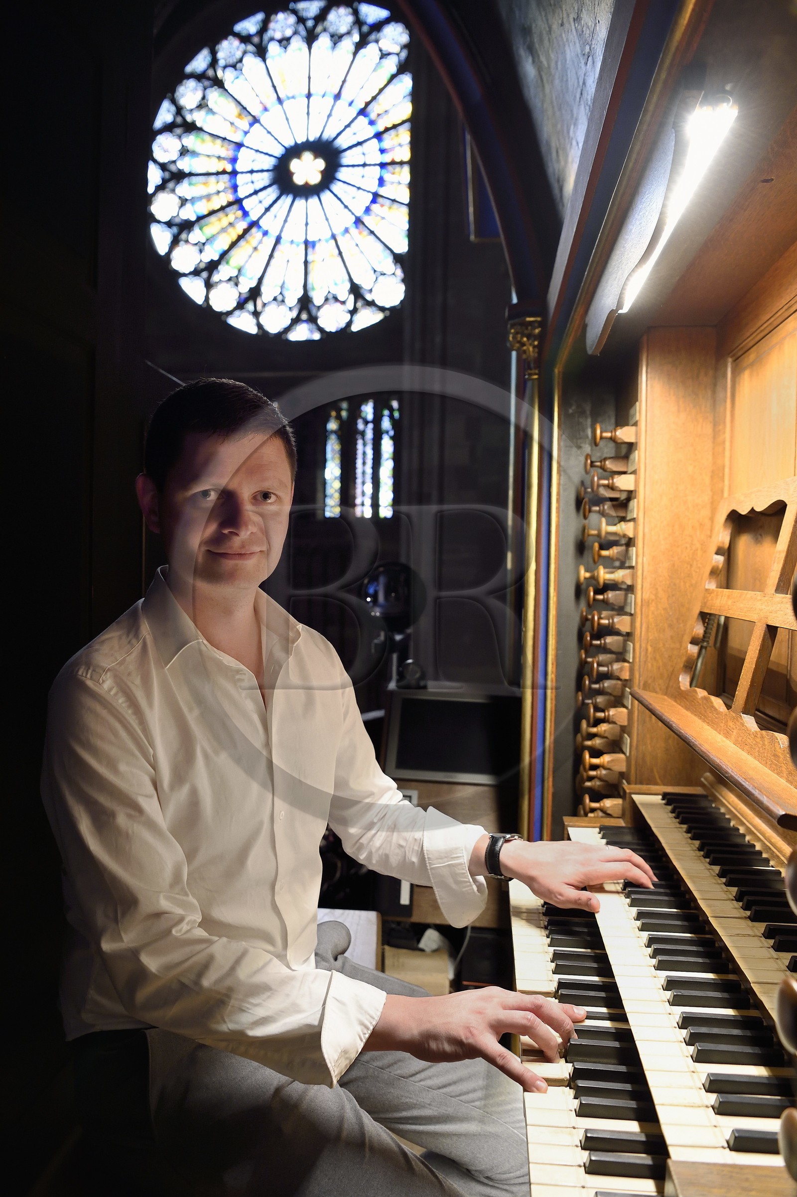 France, Bas-Rhin (67), Strasbourg, vieille ville classée au Patrimoine Mondial de l'UNESCO, la cathédrale Notre-Dame, l'organiste Guillaume Nussbaum au grand orgue qui domine la nef