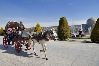 Iran, province d'Ispahan, Ispahan, calèche sur la place naghsh-i jahan aussi connue sous le nom de place Imam Khomeiny, classé Patrimoine Mondial de l'UNESCO, la mosquée du Cheikh Lotfallah (Lotfollah)