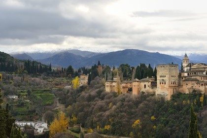 Espagne, Andalousie, Grenade, l'Alhambra, classé Patrimoine Mondial de l'UNESCO, et les montagnes de la Sierra Nevada
