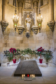 Espagne, Catalogne, Barcelone, quartier de l'Eixample, basilique de la Sagrada Familia de l'architecte du modernisme catalan Antoni Gaudi classée Patrimoine Mondial de l'UNESCO, la crypte du temple, la tombe de Gaudi dans la chapelle de Notre Dame des Carmes