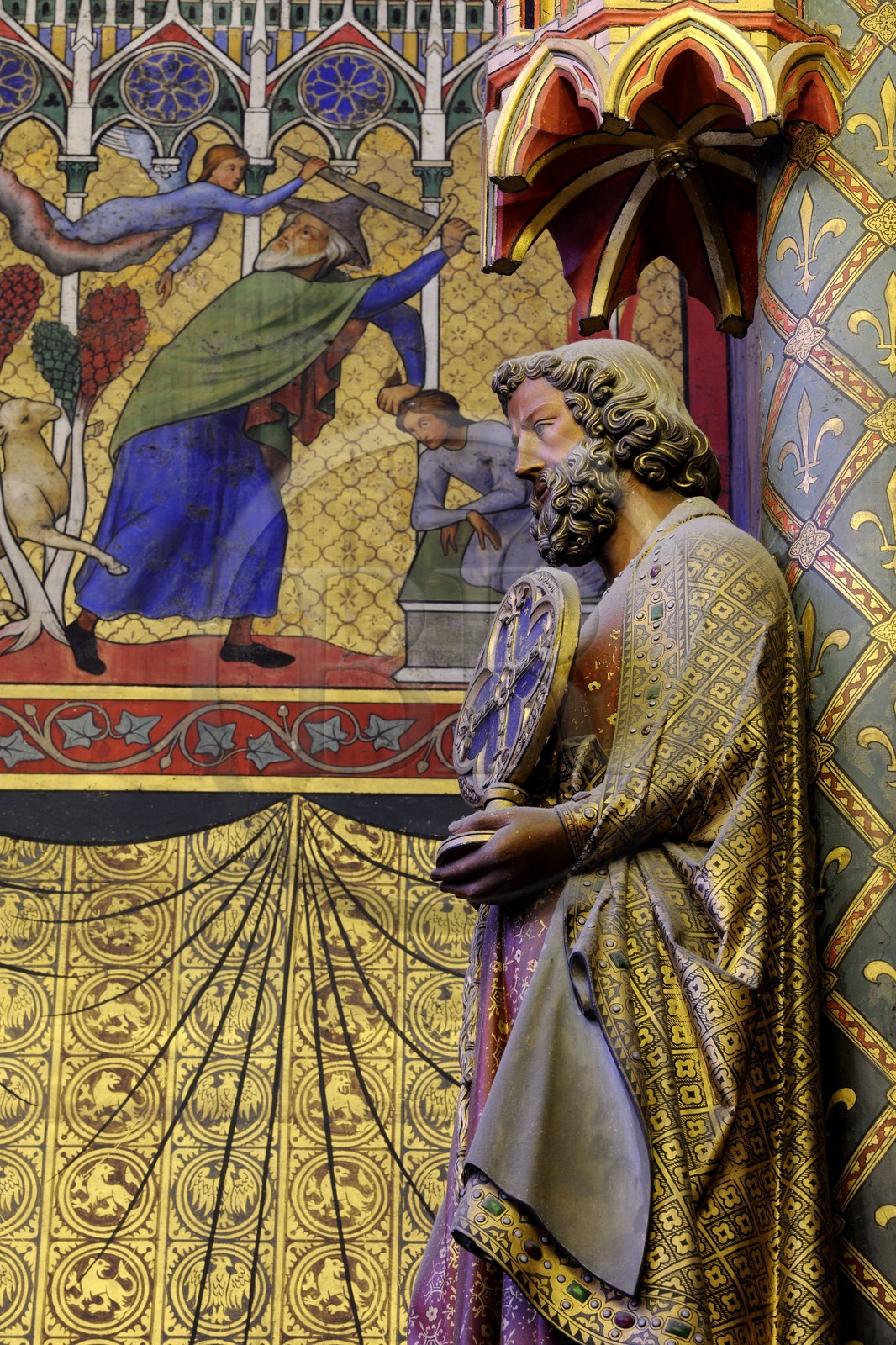 France, Paris (75), ile de la Cité, la Sainte Chapelle, la Chapelle Haute, polychromie et statue des apôtres