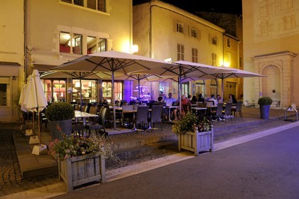France, Saône et Loire (71), Cluny, terrasse de restaurant rue Lamartine