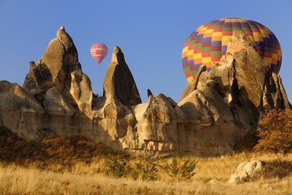 Turquie, Anatolie Centrale, province de Nevsehir, Cappadoce classée Patrimoine Mondial de l'UNESCO, survol en montgolfière de paysages d'érosion et cheminées de fées aux environs d'Uçhisar et de Göreme
