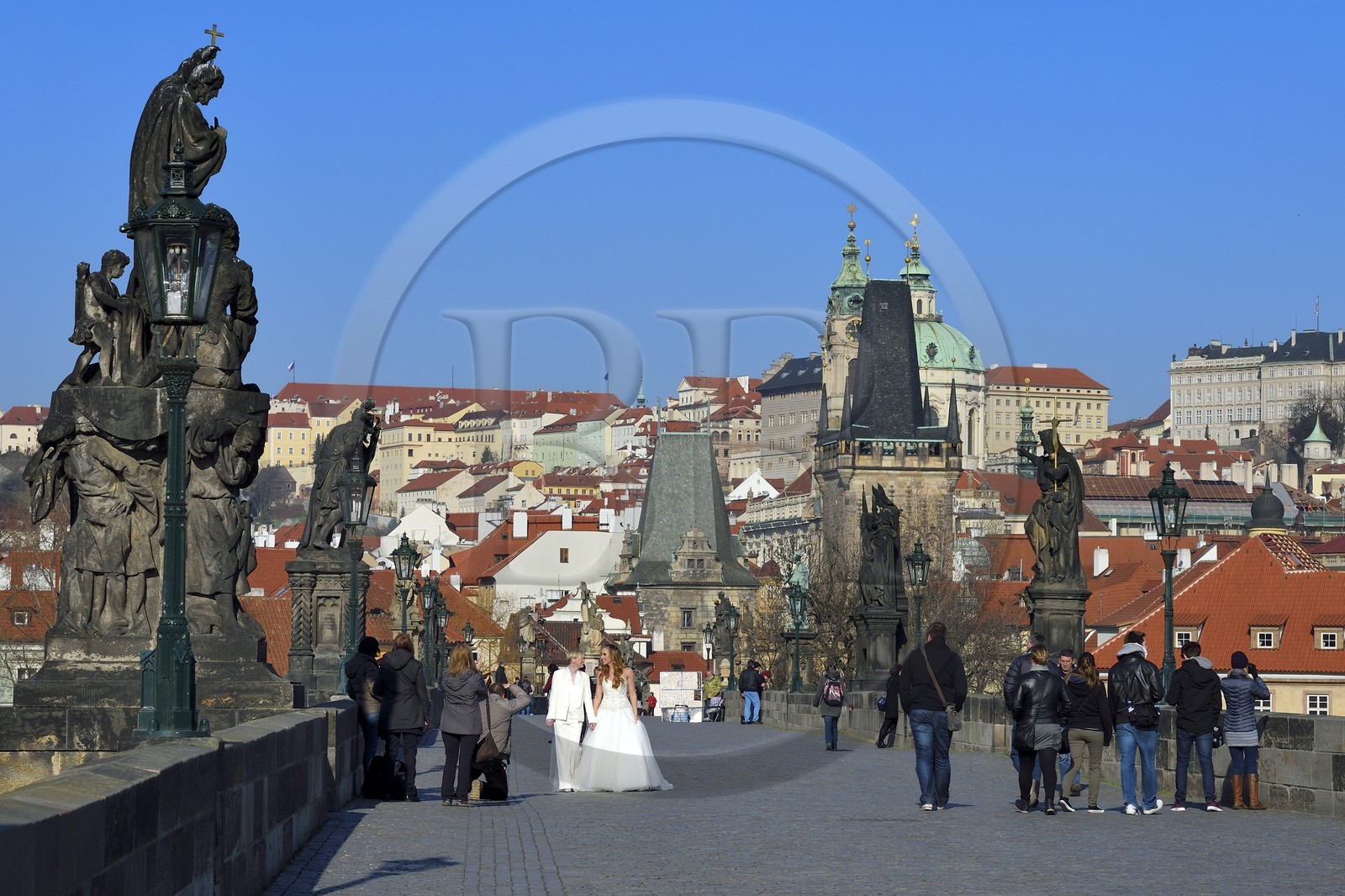 République Tchèque, Prague, centre historique classé Patrimoine Mondial de l' UNESCO, couple de femmes mariées sur le pont Charles (Karluv Most ou Karlov Most)