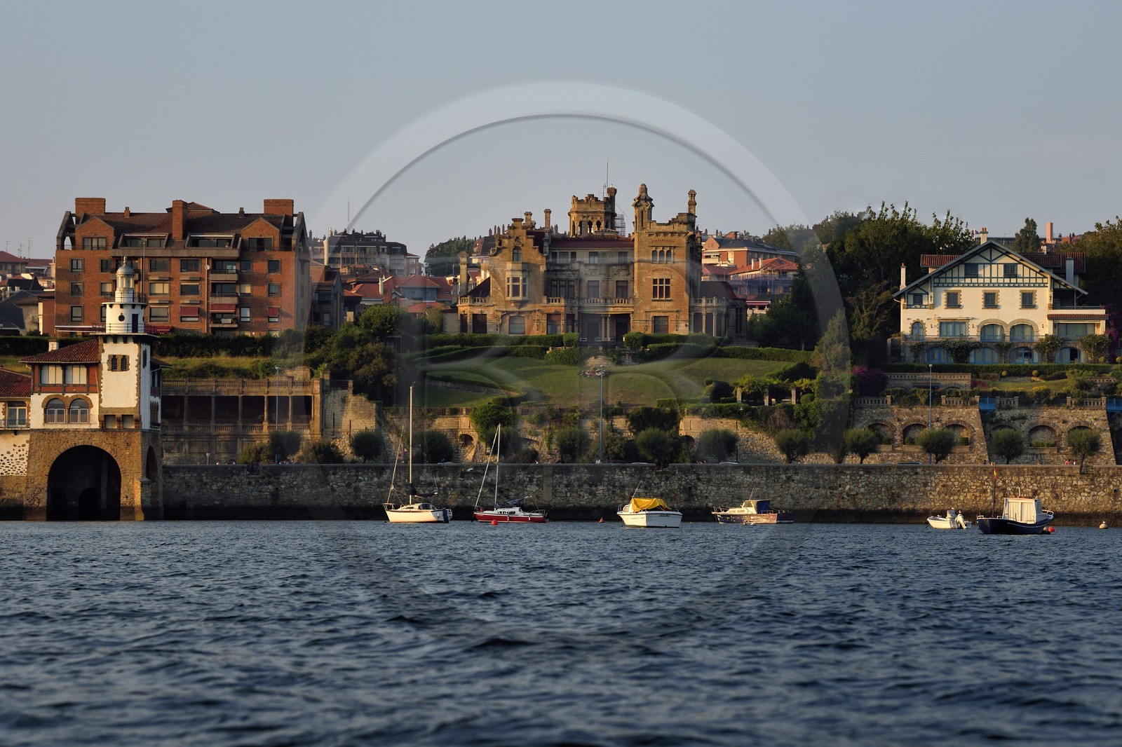 Espagne, Pays basque espagnol, Biscaye, Getxo (Guecho) sur les rives de l'estuaire du Nervion au Nord de l'agglomération de Bilbao, le phare d'Arriluce et le palazzio Arriluze au centre