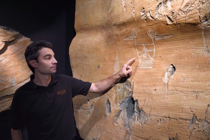 France, Alpes-Maritimes (06), vallée de la Roya, Tende, musée départemental des Merveilles, moulage d'une roche de la vallée des Merveilles gravée de figures corniformes, figure corniforme anthropomorphisée gravée sur la roche dite du Sorcier