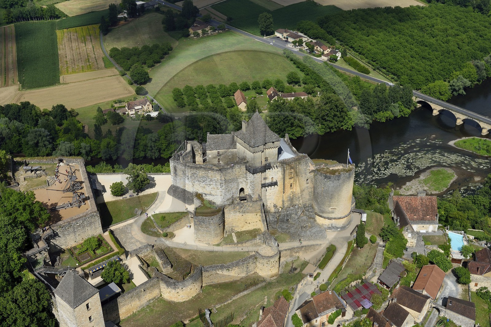 France, Dordogne (24), Périgord Noir, vallée de la Dordogne, Castelnaud-la-Chapelle labellisé Les Plus Beaux Villages de France, le château de Castelnaud-la-Chapelle sur un éperon rocheux au dessus de la rivière Dordogne (vue aérienne)