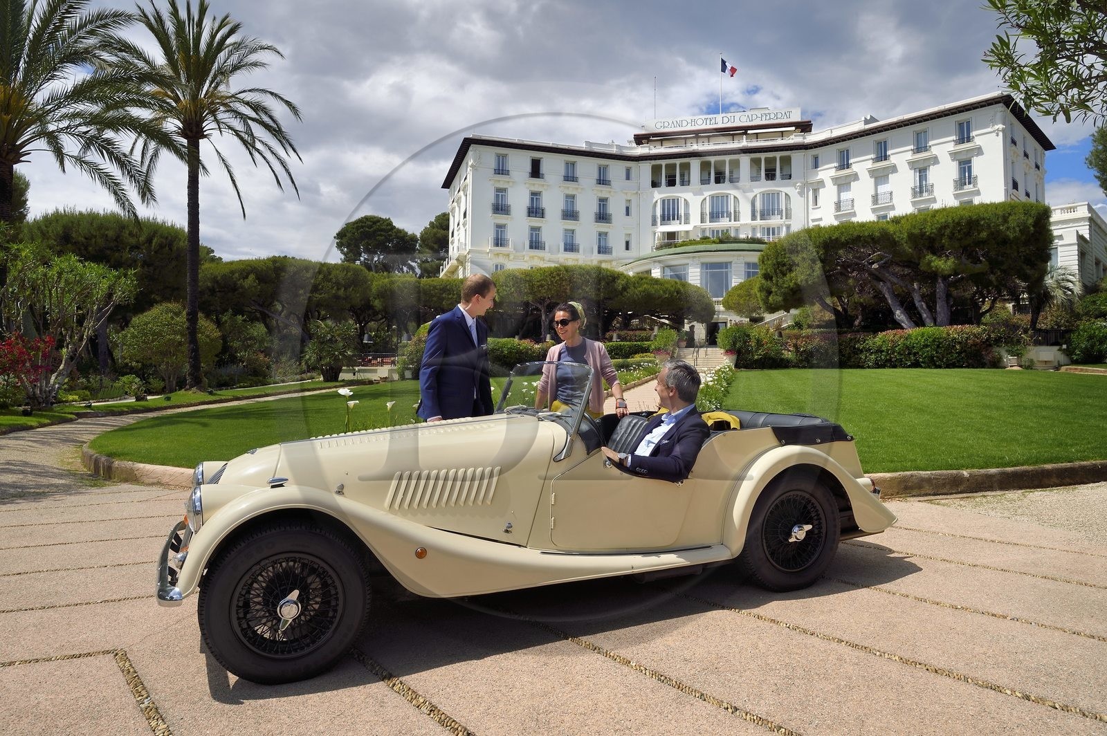 France, Alpes Maritimes (06), Saint-Jean-Cap-Ferrat, Grand-Hotel du Cap-Ferrat, palace 5 étoiles du groupe Four Seasons Hotel, le portier accueille des clients en Morgan Roadster 4 4