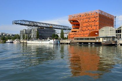 France, Rhône (69), Lyon, nouveau quartier de La Confluence au sud de la Presqu'île, Quai Rambaud, le Cube Orange imaginé par les architectes Dominique Jakob et Brendan MacFarlane