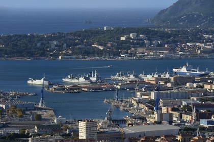 France, Var (83), Toulon, la rade, le port militaire (Arsenal) depuis le Mont Faron, La Seyne sur Mer en arrière plan