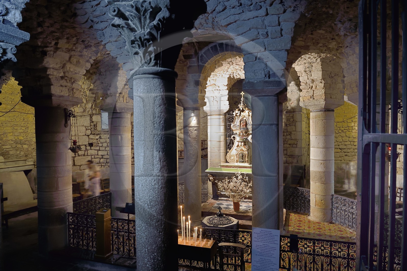 France, Puy-de-Dôme (63), Clermont-Ferrand, basilique Notre-Dame-du-Port de style roman auvergnat, classée Patrimoine Mondial de l'UNESCO au titre des Chemins de Saint-Jacques-de-Compostelle en France, la crypte qui abrite la Vierge Noire sur son autel ainsi qu'un très ancien puit