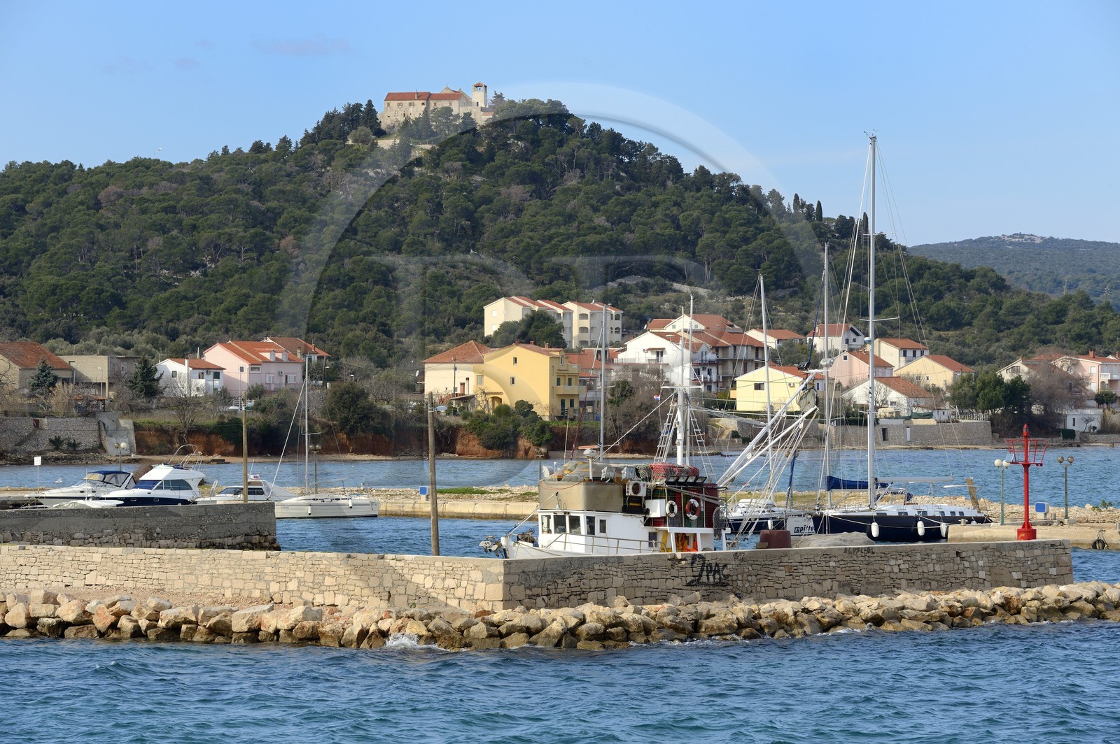 Croatie, Dalmatie, côte dalmate, Tkon, Monastère bénédictin de Cokovac fondé en 1125 sur l’Ile de Pasman