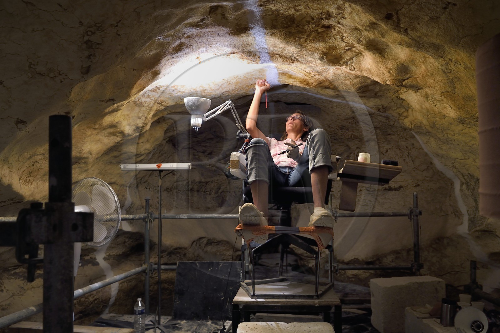 France, Dordogne (24), Montignac, chantier du futur Centre International de l'Art pariétal de Montignac-Lascaux (Lascaux 4), l'abside de la grotte reconstituée par l’Atelier des Fac-Similés du Périgord (AFSP), réalisation des jointures des panneaux de surfaces ornées par le modeleur sculpteur Claire Moreau