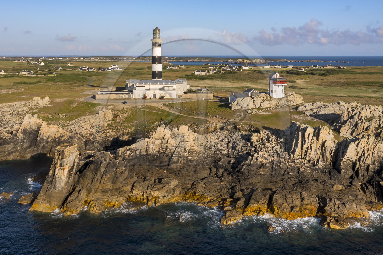 France, Finistère (29), Mer d'Iroise, Ile d'Ouessant, le phare du Créac’h et les rochers de la cote dechiquetée au Nord de l'Ile et la baie de Lampaul en arrière plan (vue aérienne)