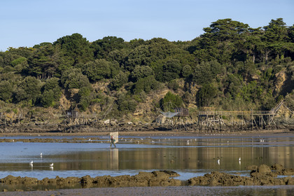 France, Loire-Atlantique (44), Baie de Bourgneuf, Pornic, cabanes de pêche traditionnelle au carrelet en bordure de la plage de Crêve-coeur à La Bernerie-en-Retz, pecheurs à pied de crevettes à l'épuisette