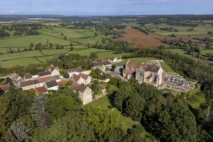 France, Yonne (89), Montréal (Bourgogne), la collégiale Notre-Dame de syle roman du XIIème siècle au sommet du village (vue aérienne)