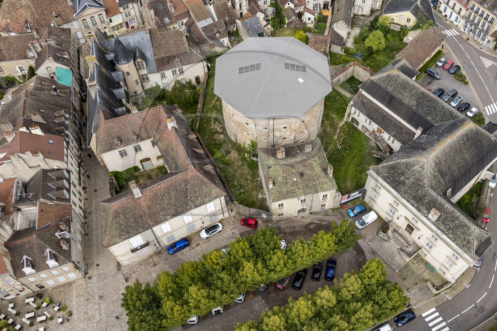 France, Saône-et-Loire (71), Autun, le musée Rolin actuel à gauche sera étendu aux deux batiments voisins qui bordent la place Saint-Louis: la prison circulaire du XIXe siècle et l’ancien Palais de Justice à droite (vue aérienne)