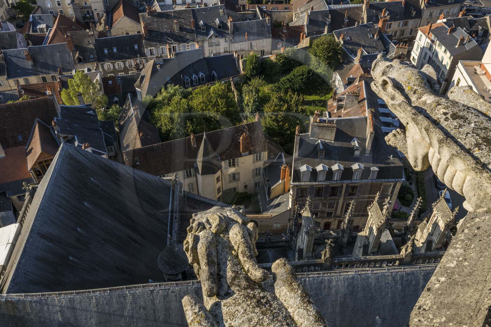 France, Nièvre (58), Nevers, cathédrale Saint-Cyr-et-Sainte-Julitte, gargouilles en haut de la tour Bohier qui surplombe la vieille ville