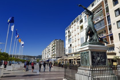 France, Var (83), Toulon, quai Cronstadt, statue du Génie de la Navigation de 1847 appelée Cuverville par les toulonnais devant les barres d'immeubles conçues par De Mailly suite aux bombardements de 1944