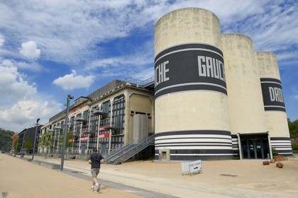 France, Rhône (69), Lyon, nouveau quartier de La Confluence au sud de la Presqu'île, Quai Rambaud, la Sucrière ancien entrepôt des années 1930 accueille depuis 2003 la biennale d'art contemporain