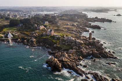 France, Côtes-d'Armor (22), Côte de Granit Rose, Perros-Guirec, Ploumanac'h, pointe de Skewell (Squéouel), le phare de Mean Ruz sur le sentier des Douaniers aussi chemin de Grande Randonnée GR 34 (vue aérienne)