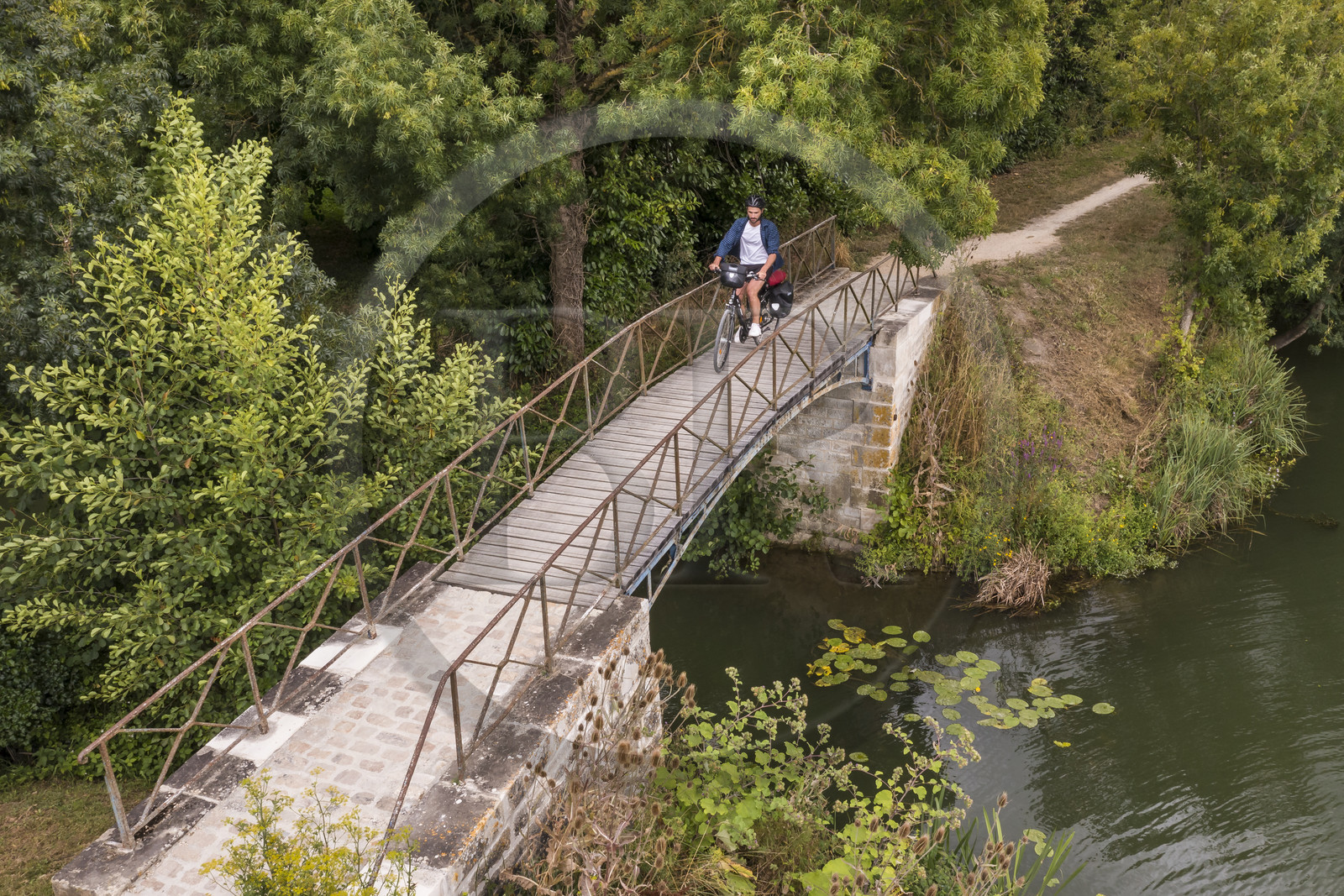 France, Deux-Sèvres (79), le Marais Poitevin, la Venise Verte, Coulon, randonnée à bicyclette le long de la Sèvre Niortaise et passage d'une passerelle (vue aérienne)