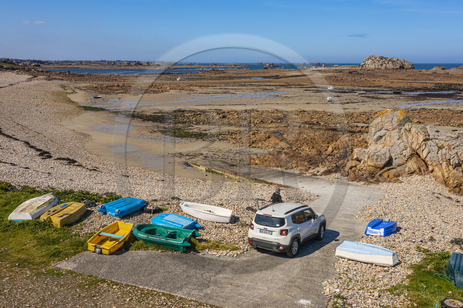 France, Côtes-d'Armor (22), Côte d'Ajoncs, Plougrescant,  Anse de Pors (Porz) Scaff à marée basse, fin de route (vue aérienne)