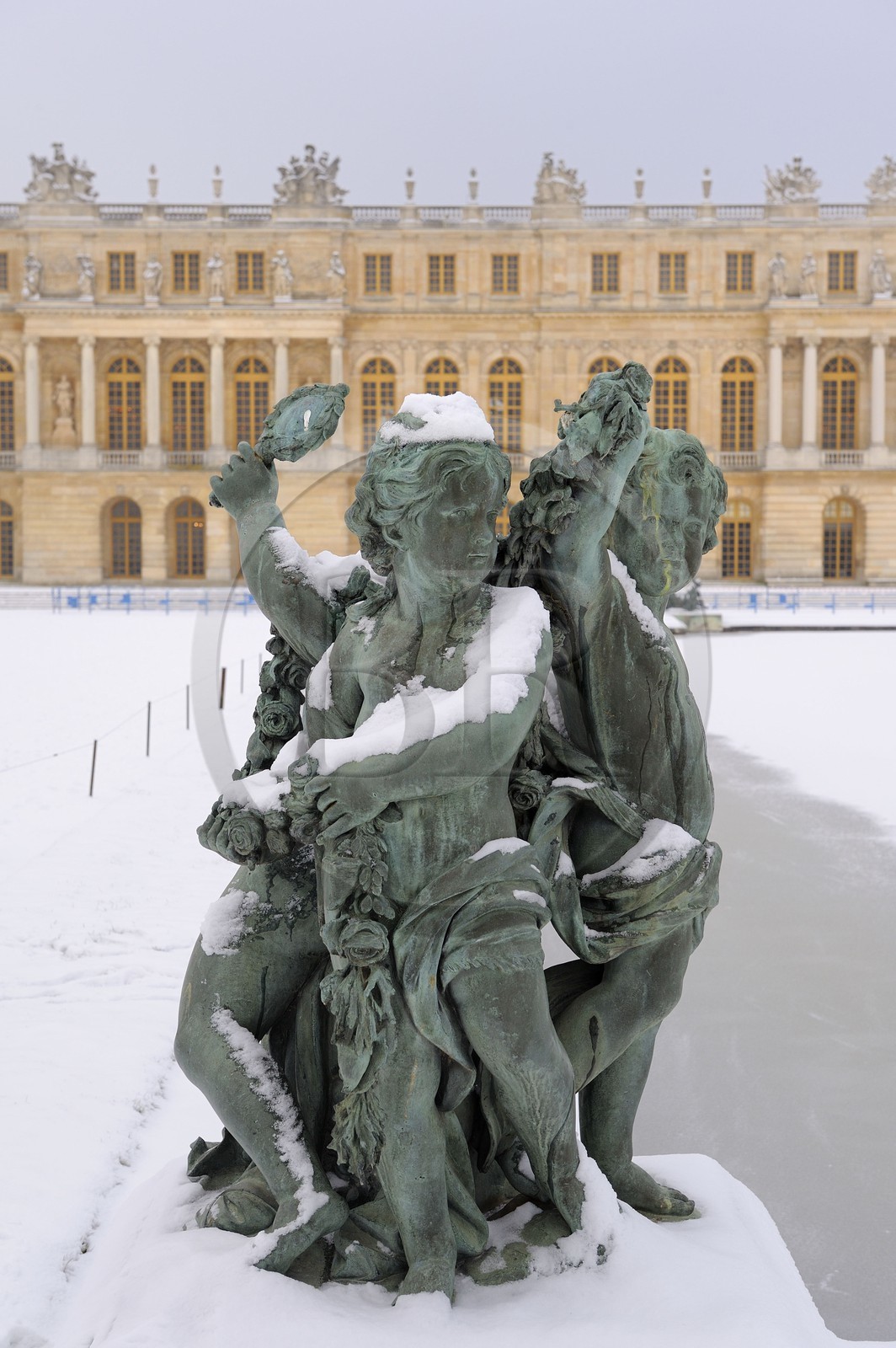 France, Yvelines (78), parc du château de Versailles sous la neige, classé Patrimoine Mondial de l'UNESCO, Parterre d'eau