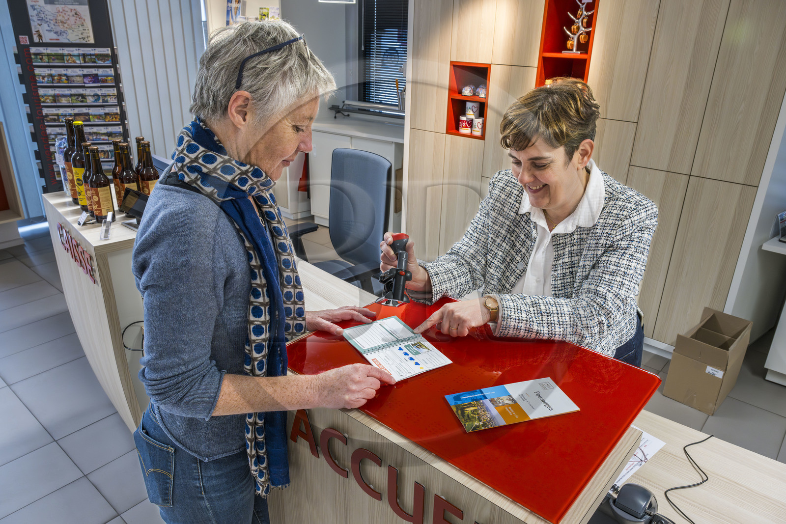 France, Vendée (85), Pouzauges, une cycliste du Vendée Vélo Tour se fait tamponner son cernet de route à l'office de tourisme