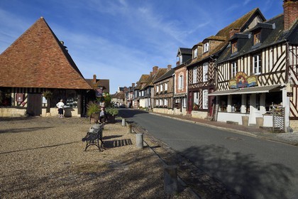 France, Calvados (14), Pays d' Auge, Beuvron-en-Auge, labellisé Les Plus Beaux Villages de France, maisons à pans de bois dans la rue principale