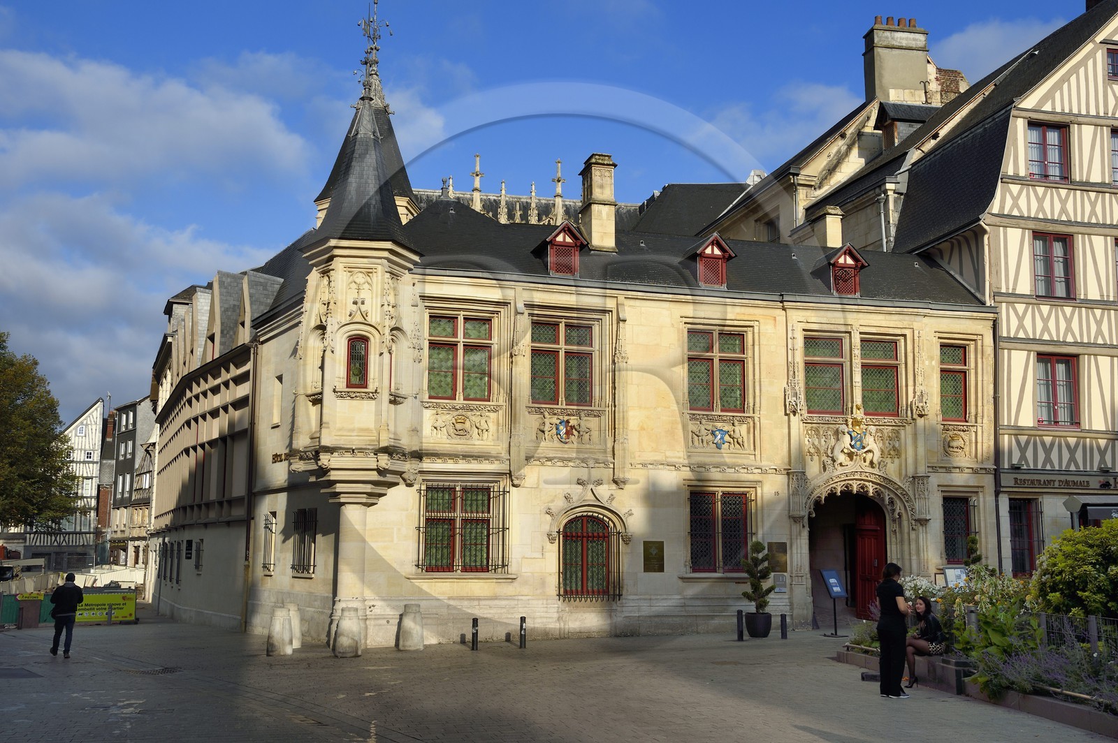 France, Seine-Maritime (76), Rouen, place de la Pucelle, Hôtel de Bourgtheroulde a été bati dans la première moitié du XVIe siècle par Guillaume Le Roux et présente les influences conjointes du gothique flamboyant et de la Renaissance