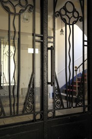 France, Paris (75), Montmartre, porte d'entrée du n° 54 rue Lepic le peintre Vincent Van Gogh et son frère Théo habitèrent au troisième étage de 1886 à 1888