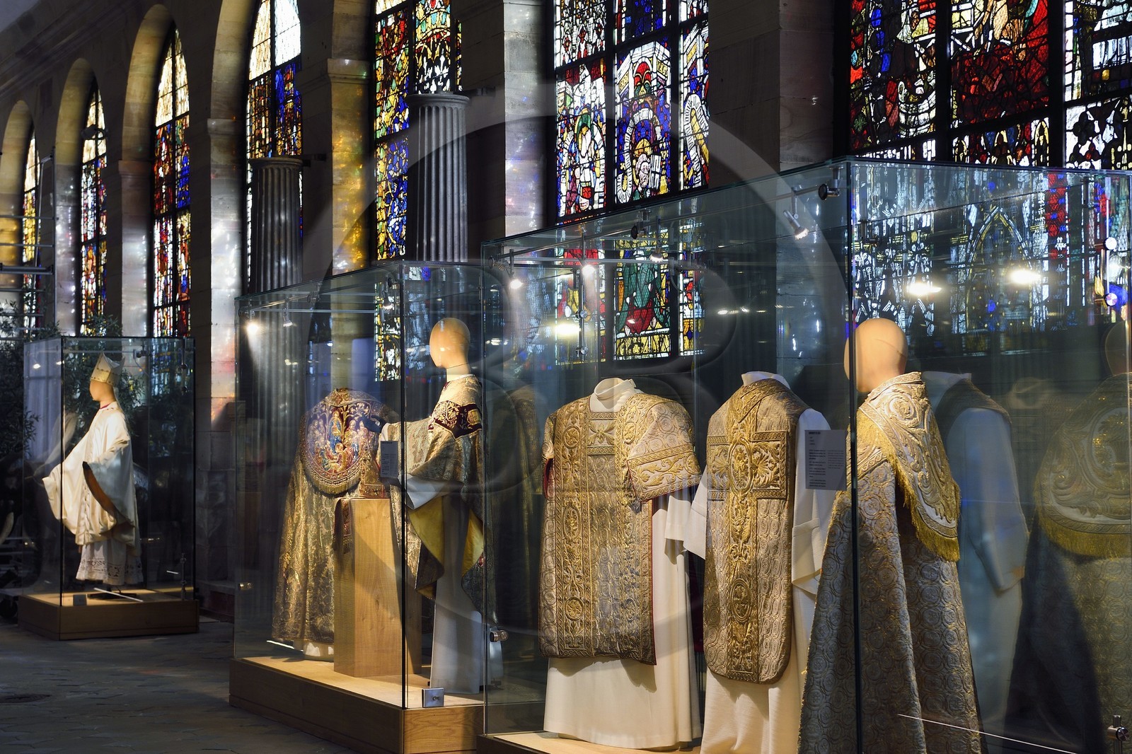 France, Bas-Rhin (67), Strasbourg, vieille ville classée au Patrimoine Mondial de l'UNESCO, la cathédrale Notre-Dame, la galerie du Chevet transformée en lieu d'exposition destiné à la liturgie