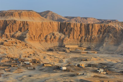 Egypte, Haute Egypte, vallée du Nil, environs de Louxor, nécropole thébaine classée Patrimoine Mondial de l'UNESCO, Thèbes Ouest, Deir el Bahari, temple d'Hatchepsout (vue aérienne)