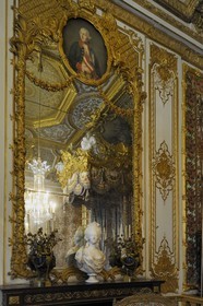 France, Yvelines (78), château de Versailles, classé Patrimoine Mondial de l'UNESCO, les Grands Appartements, la chambre de la Reine avec un buste de Marie-Antoinette
