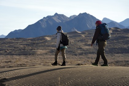 Iran, Province d'Ispahan, désert du Dasht-e Kavir, Mesr dans la région de Khur et Biabanak, randonnée dans les dunes du désert
