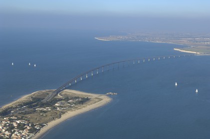 France, Charente-Maritime (17), Pont-viaduc de l'île de Ré (vue aérienne)