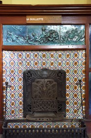 France, Seine-Maritime (76), Pays de Caux, Côte d'Albâtre, Etretat, la maison de Guy de Maupassant appelée La Guillette, la cheminée du salon